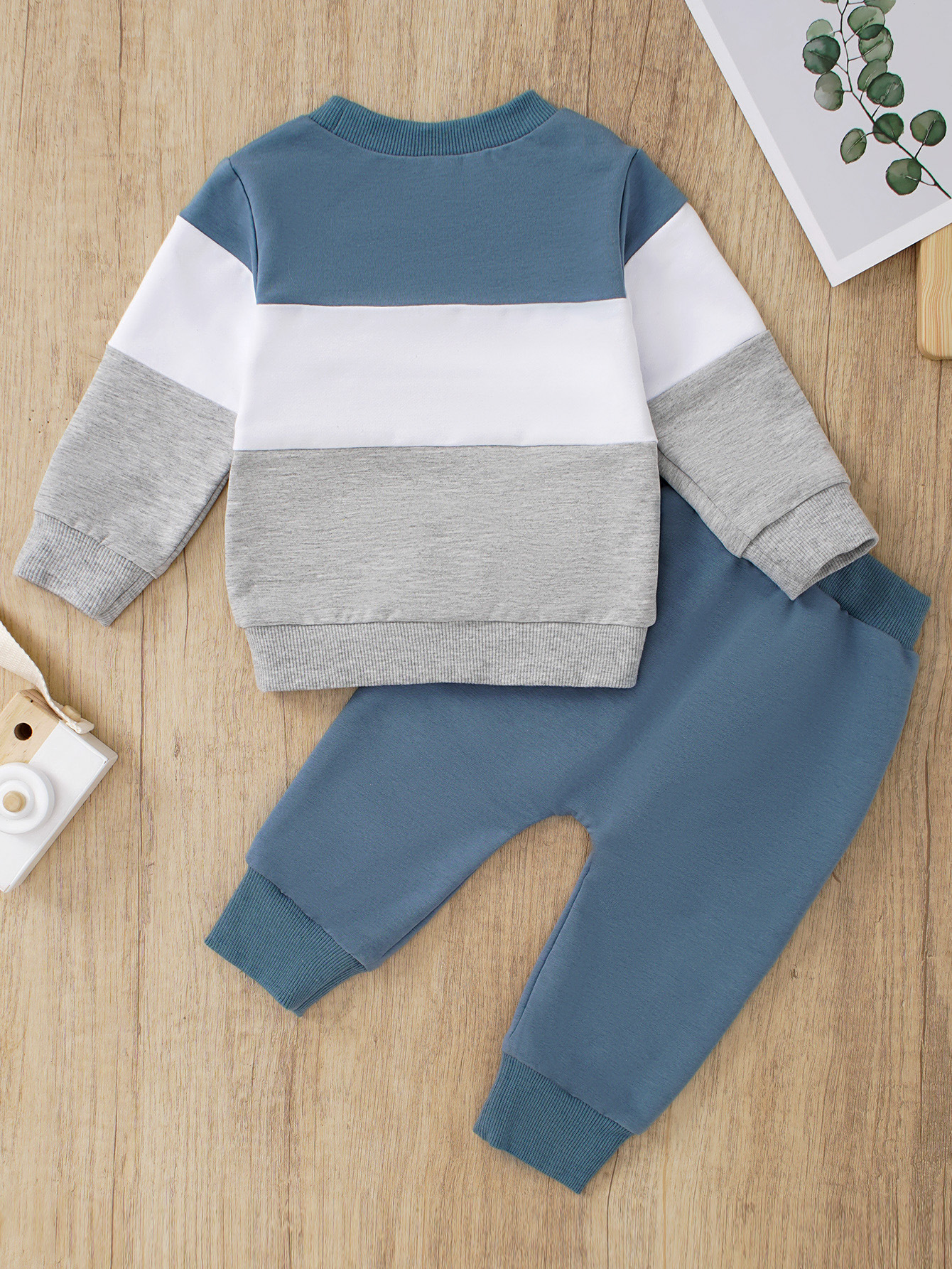 Casual & Comfortable – Sweatshirt with Jogging Pants