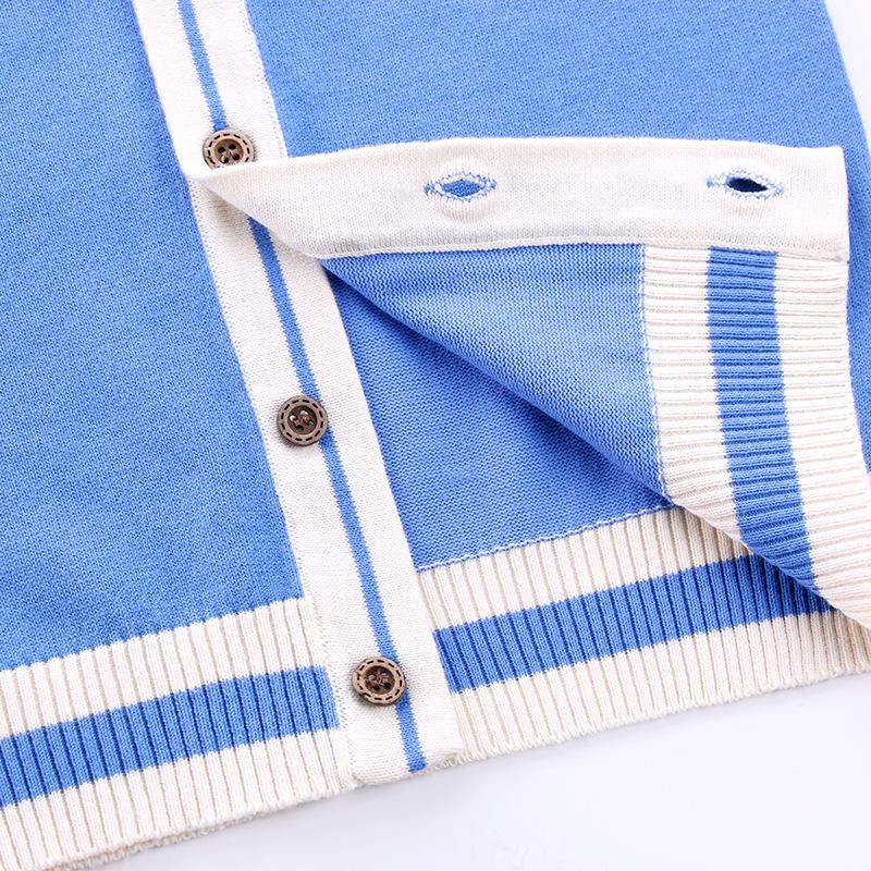 Warm & Trendy – Knitted Cardigan with Bears