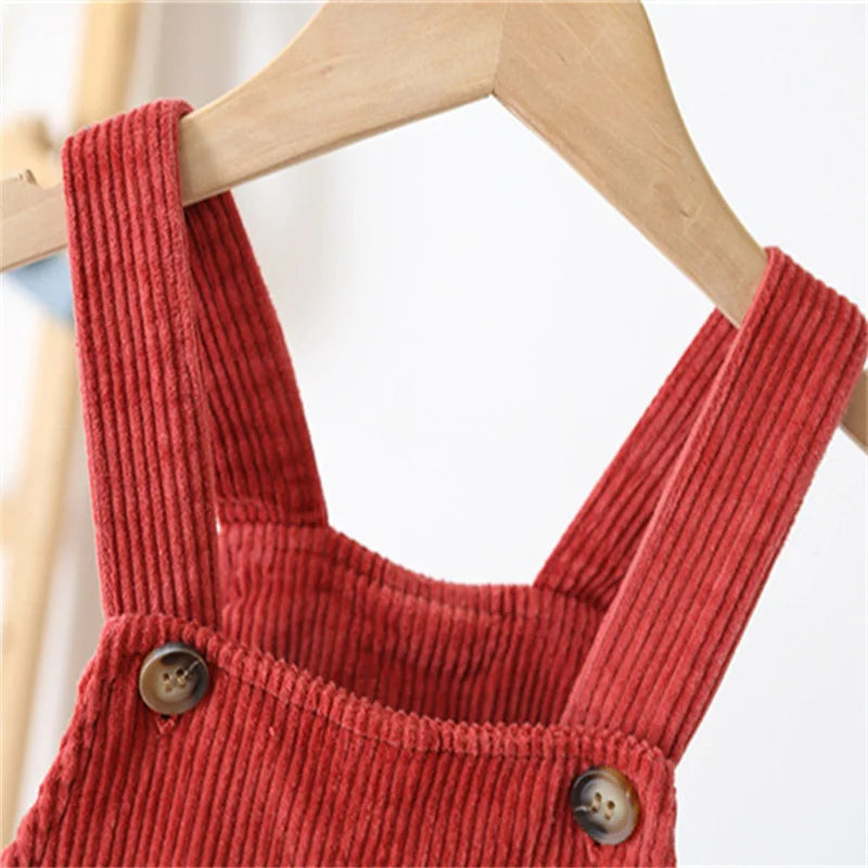 Comfortable and stylish – Ribbed fabric dungarees